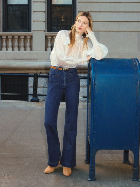 High Waisted Jeans zu weißer Bluse