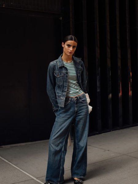 Ringelshirt zu dunkler Jeans und Denimjacke