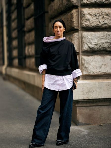 Pullover über Bluse zu Indigo Jeans