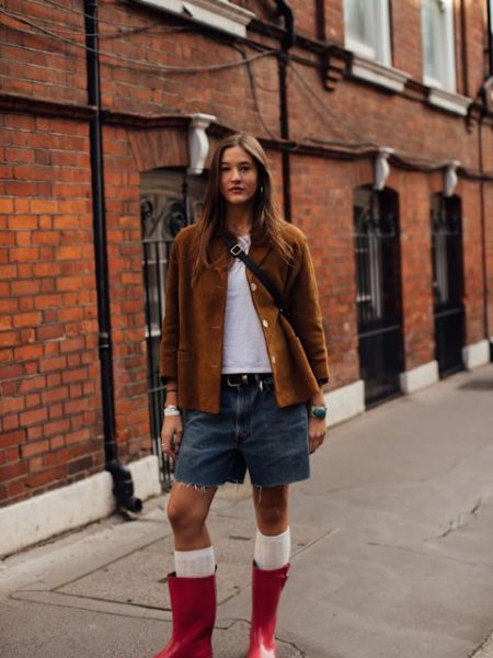 Rote Rainboots zu Jorts und braunem Hemd