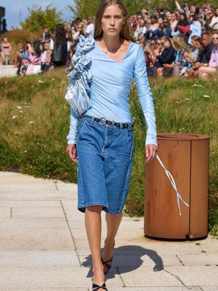 Hellblaues Oberteil zu Jorts bei OpéraSPORT