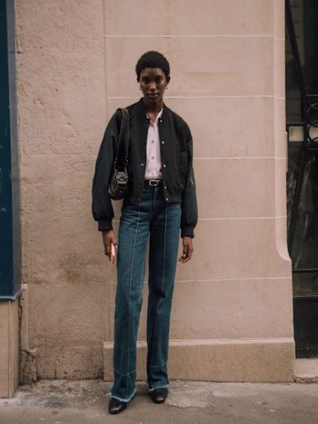 Dunkle Jeans mit Naht vorne