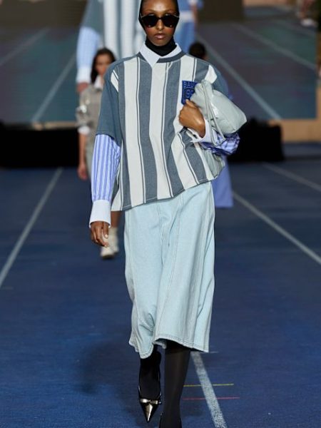 Sportshirt gestreift zu Jeansrock bei Baum und Pferdgarten