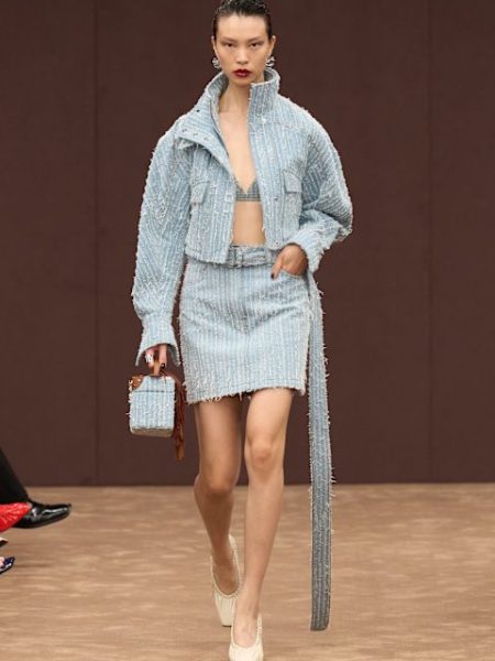 Helles Denimset bei Ferrari