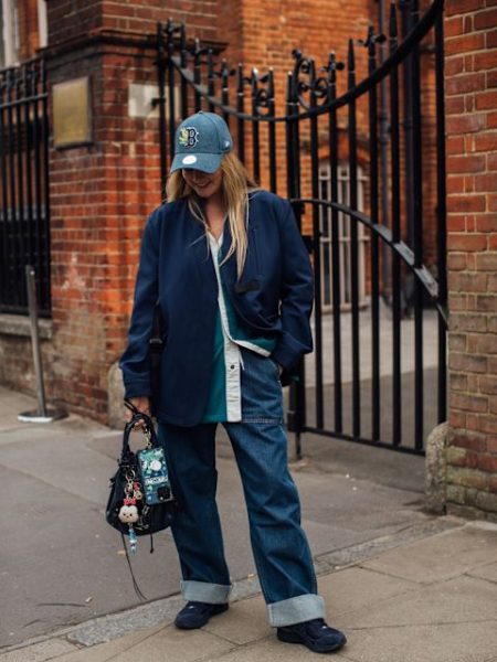 Blazer und Jeans mit umgeschlagenem Saum in London