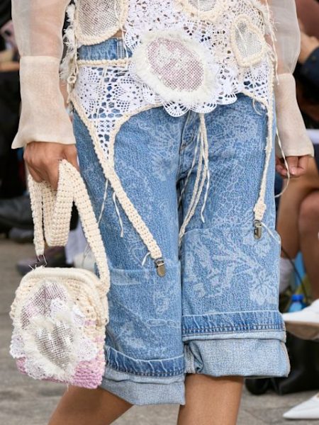 Häkeltop und umgeschlagene Jorts bei Marco Rambaldi