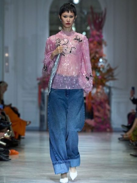 Transparente glitzernde Bluse zu Jeans mit Umschlag bei Mohapatra