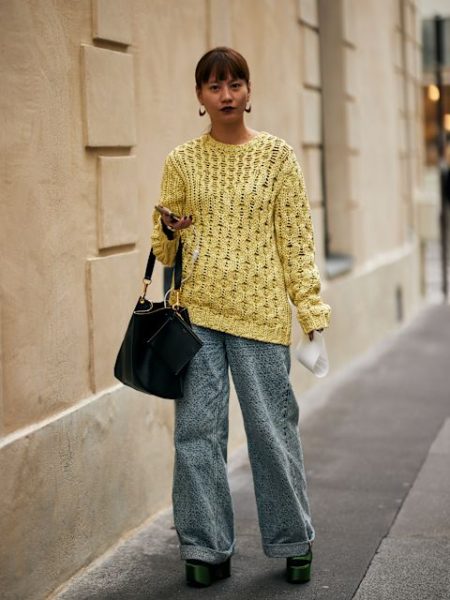 Gelber Pullover zu Jeans mit Umschlag