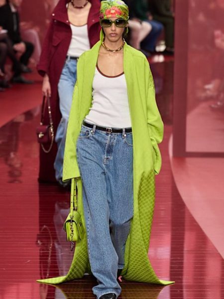 Buntes Tuch, grüner Mantel und Wide Leg Jean bei Gucci