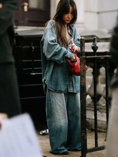 Lockeres Jeanshemd zu lockerer Jeanshose