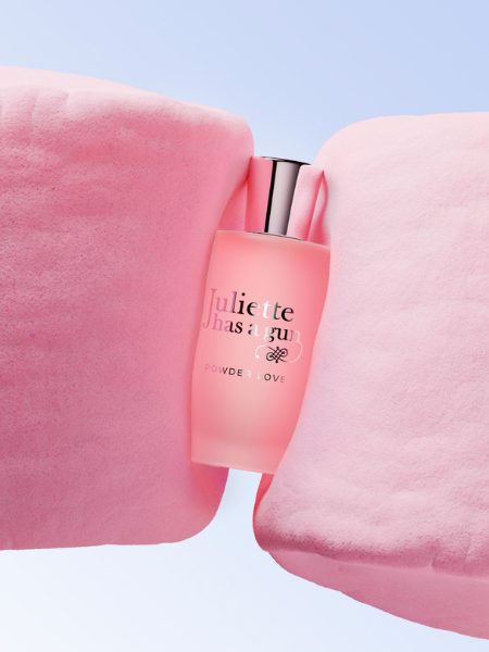 Juliette has a gun "Powder Love"-Flakon eingebettet zwischen zwei pastellrosa Elementen.