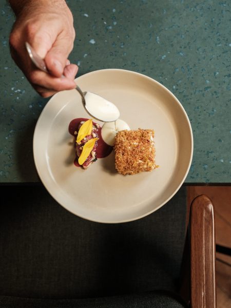 Pochierter Zander, Quinoa und Eiweiß-Garum-Zwiebelsoße mit mariniertem Hokkaido, fermentiertem Rhabarber und Heidelbeer Soße im Restaurant SEM in Lissabon