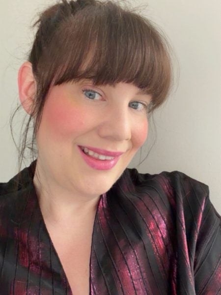 Meine K-Beauty-Picks: Mabel im angesagten Monochrom Dewy-Look.