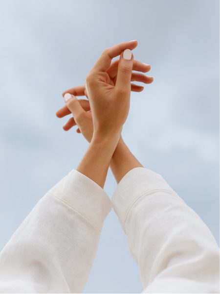 Trendfarbe 2026 Cloud Dancer setzt auch in Form von Nagellack tolle Azente auf den Fingern.