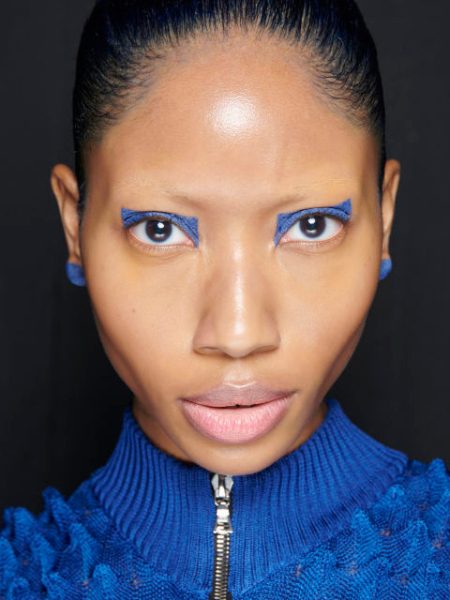 Blaue Augen werden mit einem gezackten Eyeliner in Kobaltblau zum Statement-Look.